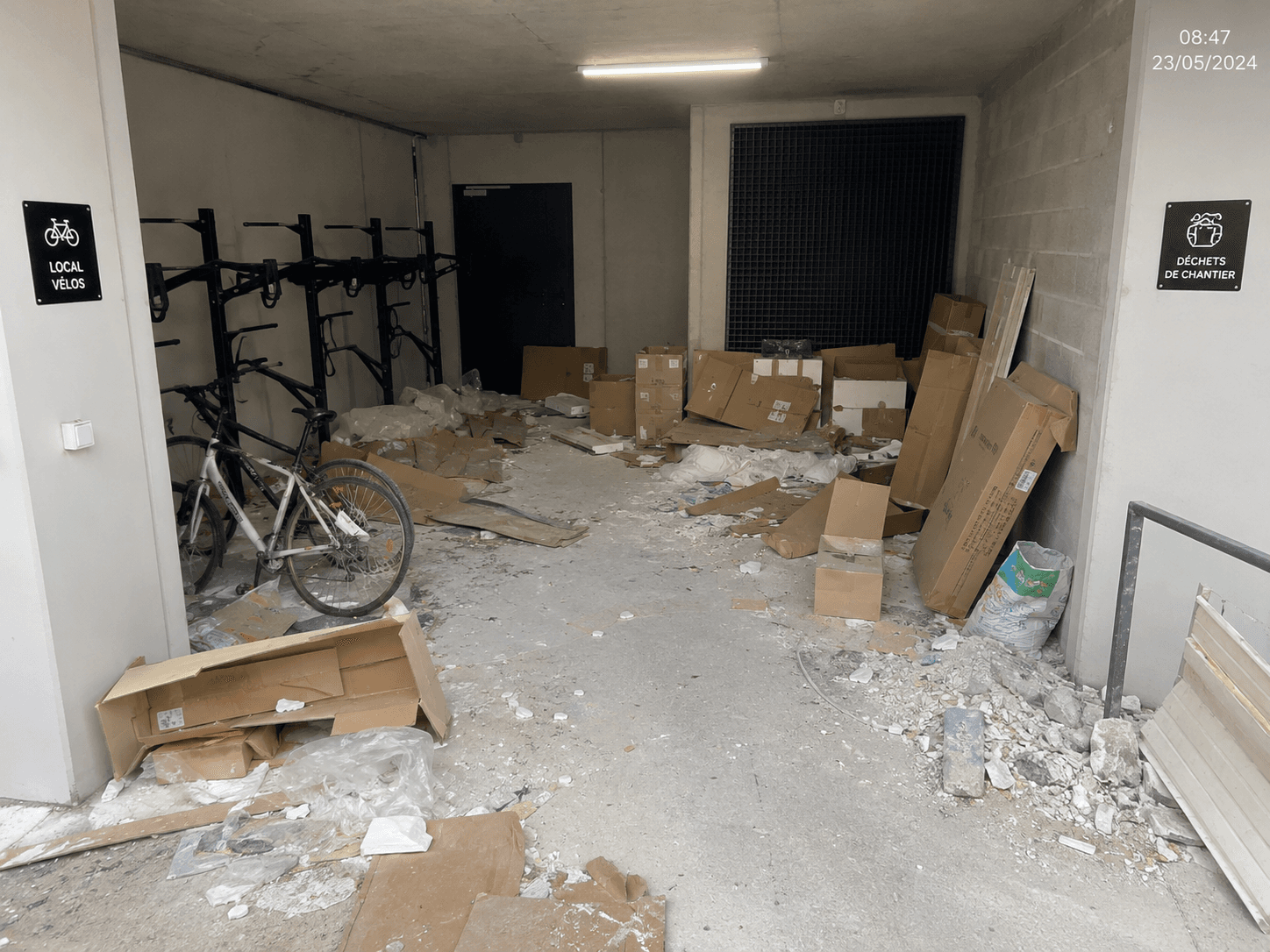 Non-conformité documentée — local vélos — déchets de chantier
